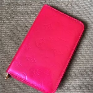 Louis Vuitton Pink Vernis Zippy